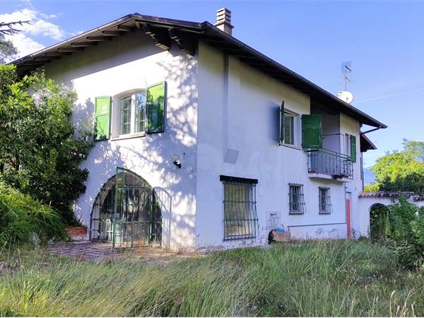 Cavedine - Villa con Parco Privato di 4.500 mq